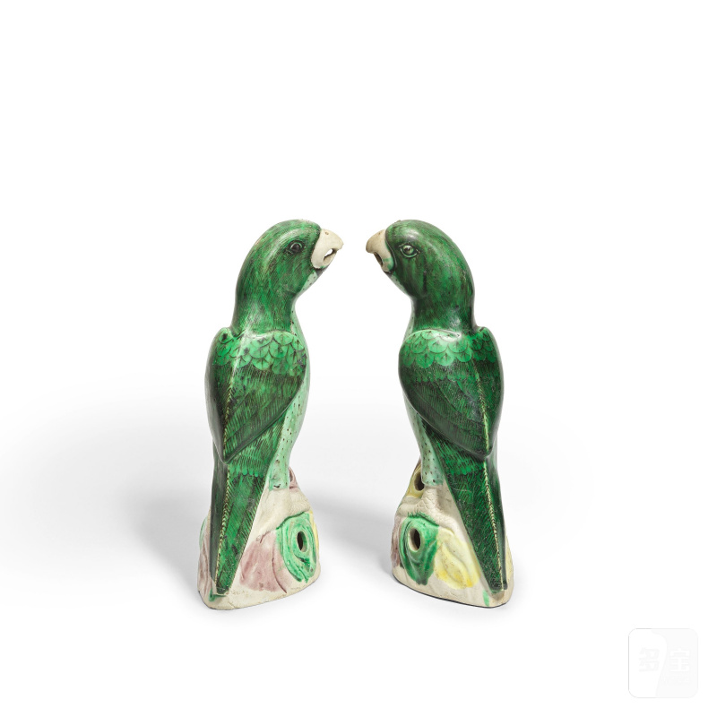 清康熙 五彩花籃圖盤及素三彩鸚鵡一對 | A FAMILLE VERTE 'FLOWER BASKET' DISH AND A PAIR OF BISCUIT MODELS OF PARROTS - 图6